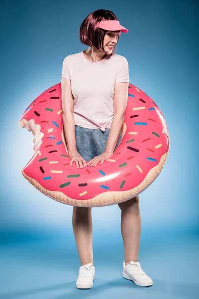 Mujer con colchón inflable — Foto de Stock