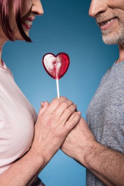 yaşlı çift lolipop ile elele