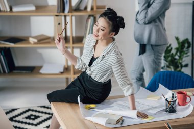 Asyalı genç iş kadını 