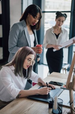 grafik tablet kullanarak iş kadını 