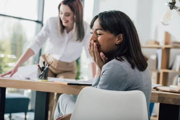 Jonge vrouwelijke ondernemers in office — Stockfoto