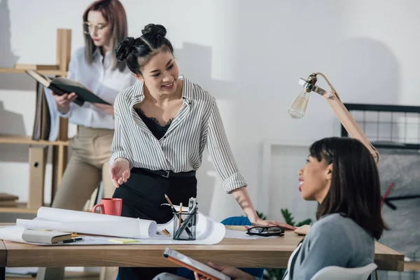 Affärskvinnor arbetar med blueprint — Stockfoto