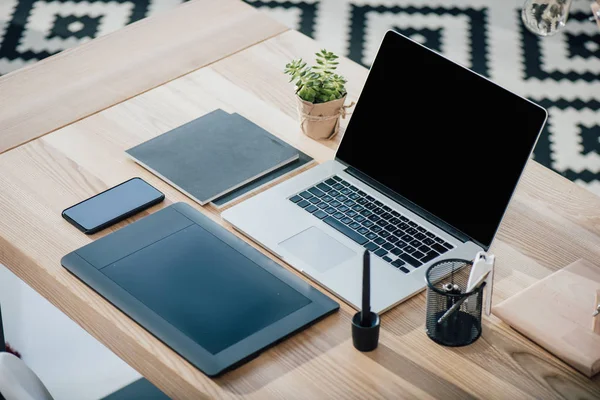 Ofis Masaları üzerinde dijital cihazlar — Stok fotoğraf