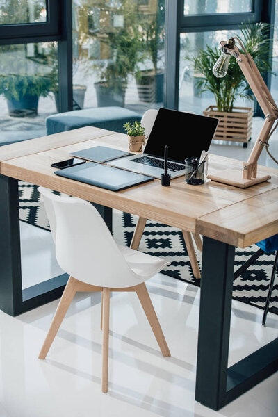 Цифровые устройства на столе
 