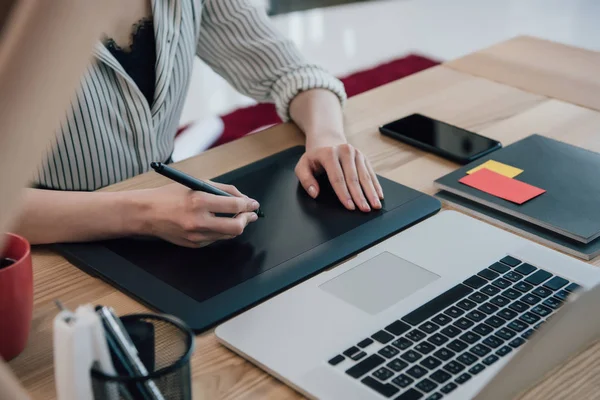 Empresaria usando tableta gráfica — Foto de Stock