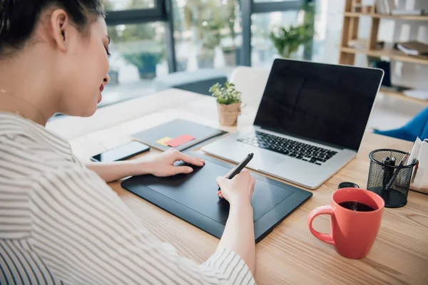 Businesswoman using graphic tablet — Stock Photo, Image