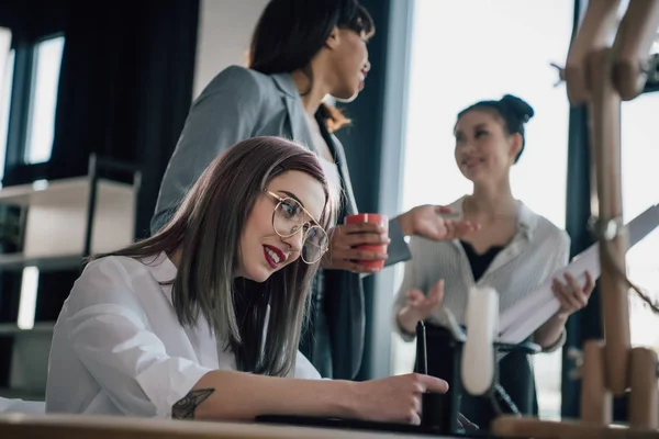 Businesswoman using graphic tablet — Stock Photo, Image