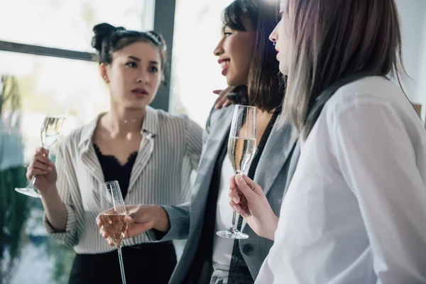 Businesswomen drinking champagne — Stock Photo, Image