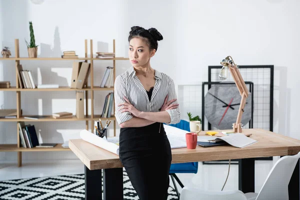 Junge asiatische Geschäftsfrau — Stockfoto