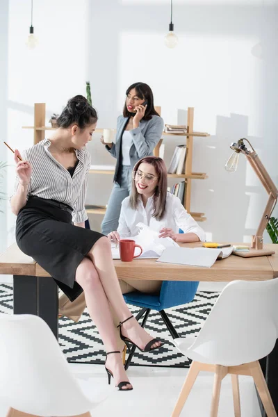 Unga affärskvinnor i office — Gratis stockfoto