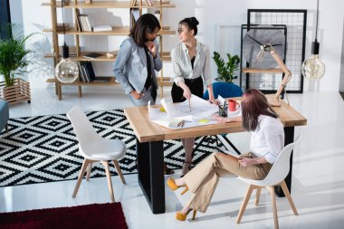 çok ırklı Mimarlar planları ile çalışma