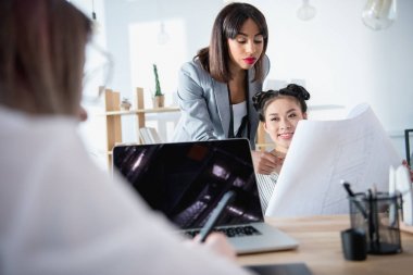 ofiste çalışan çok ırklı mimarlar