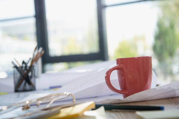 Чертежи и канцтовары на столе
 