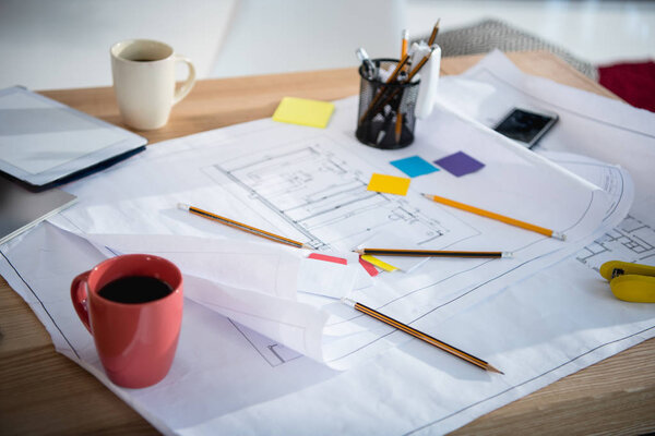 Чертежи и канцтовары на столе
 