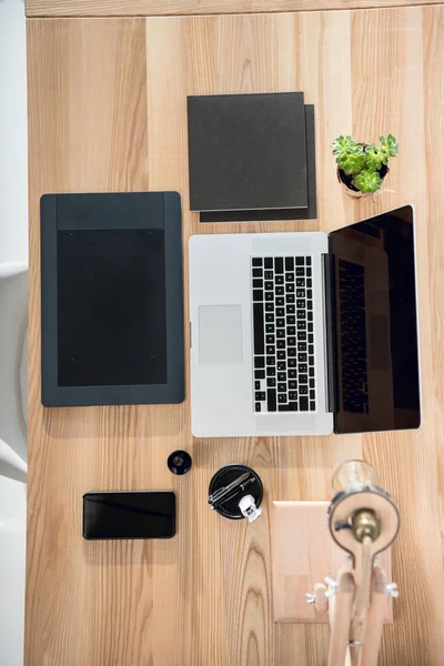 Bærbar datamaskin med grafikkablett og smarttelefon på tabletop – stockfoto