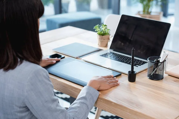 Designer working with drawing tablet and laptop — Stock Photo, Image