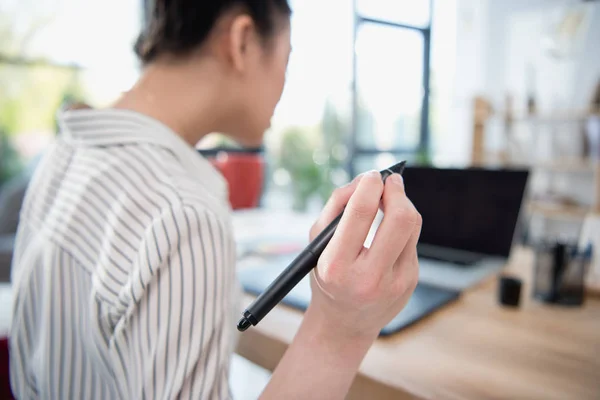 Designer trabalhando com desenho tablet no escritório — Fotografia de Stock