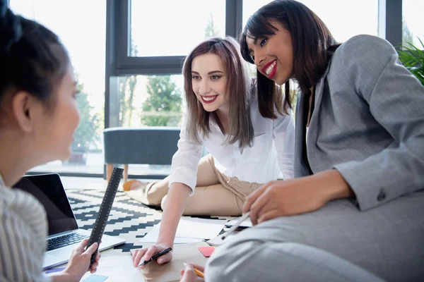 Architetti multietnici sorridenti che lavorano in ufficio — Foto Stock