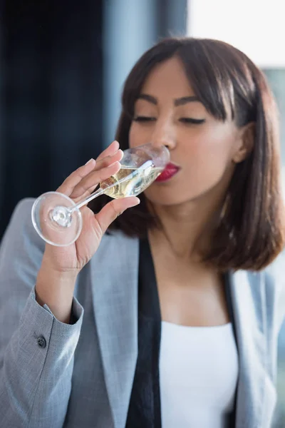 非洲裔美国女商人喝香槟 — 图库照片
