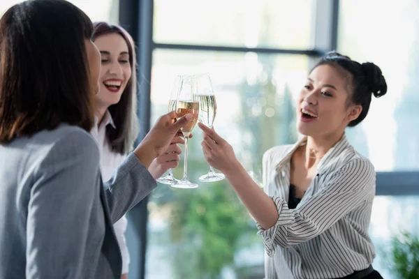 Счастливые деловые женщины звонят с шампанским — стоковое фото