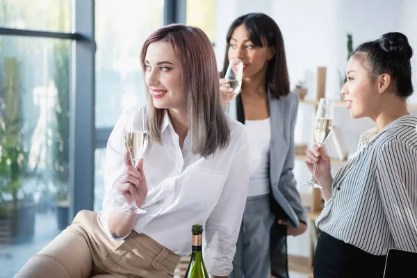 Mulheres de negócios multiétnicas que bebem champanhe — Fotografia de Stock Grátis