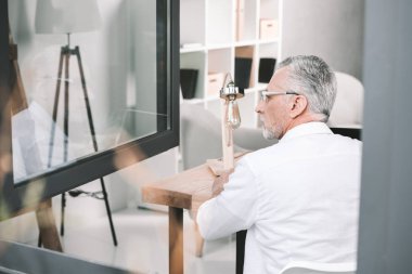 işadamı pencere ofisinde yakınındaki