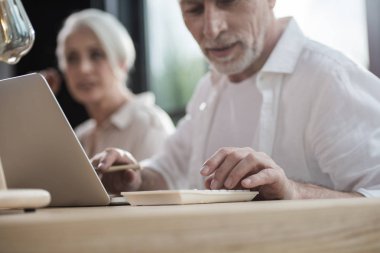 Ofiste çalışan iş arkadaşları