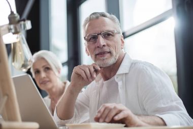 Ofiste çalışan iş arkadaşları