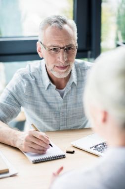 Üst düzey işadamı kadın meslektaşım arıyorum