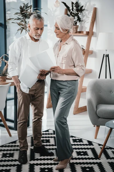 Colegas mayores conversan en la oficina — Foto de stock gratis