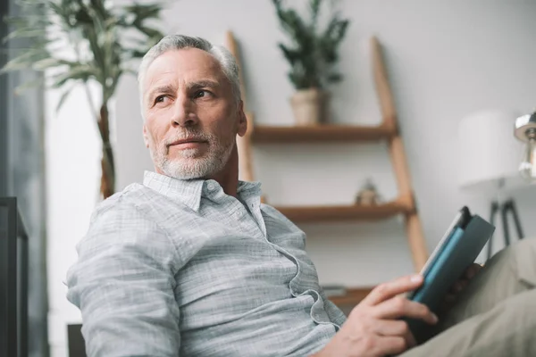 Uomo d'affari che lavora con computer tablet — Foto Stock