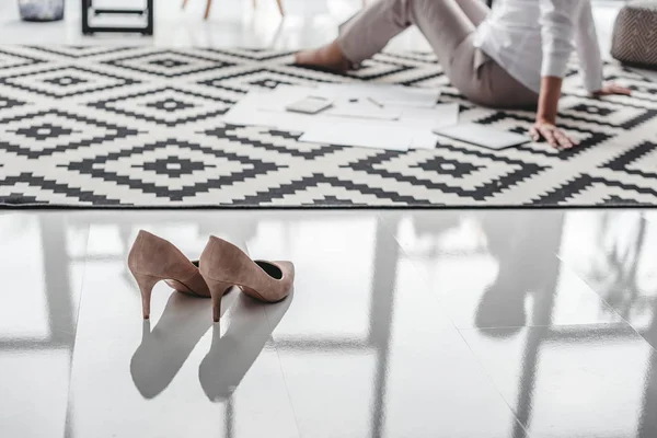 Stilettos on floor and senior businesswoman — Stock Photo, Image