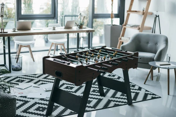 Futbolín en la oficina moderna — Foto de Stock