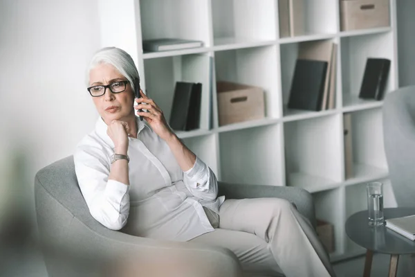 Mulher falando ao telefone — Fotografia de Stock