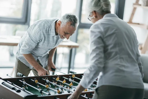 Kollegor spela bordsfotboll — Stockfoto