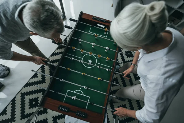 Colleagues playing foosball — Free Stock Photo