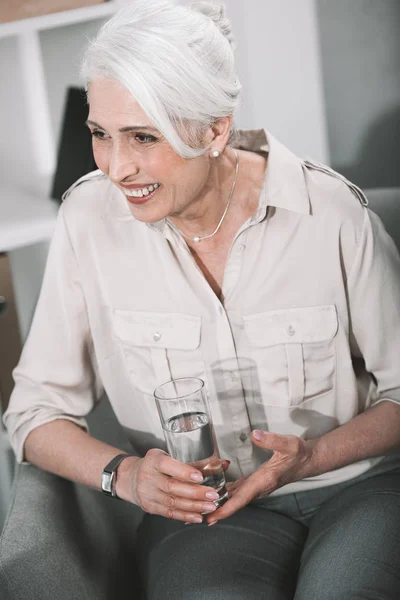 Femme d'affaires avec verre d'eau — Photo