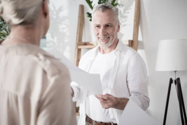 Senior colleagues converse at office — Free Stock Photo