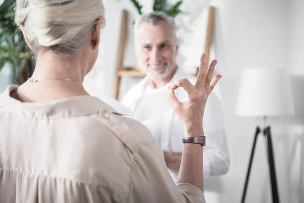 Vrouw vertoont ok teken — Stockfoto