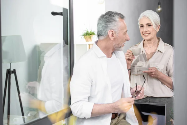 Senior-Kollegen unterhalten sich — Stockfoto