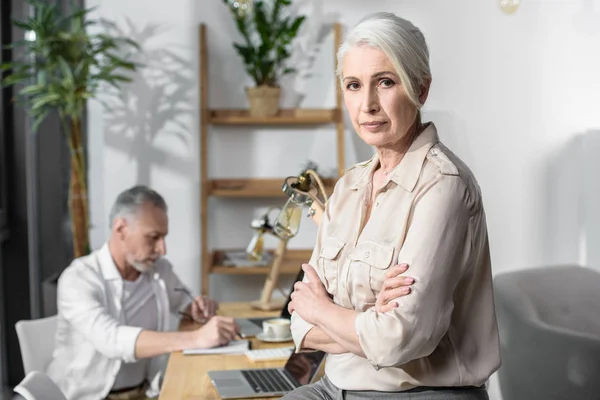 Seniorin im Büro — Stockfoto