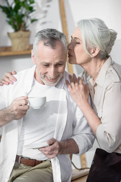 Liebendes Seniorenpaar unterhält sich — Stockfoto