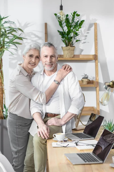 Liebendes Seniorenpaar unterhält sich — Stockfoto