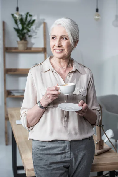 Zakenvrouw met koffie op kantoor — Stockfoto