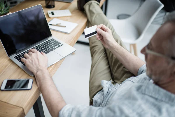 Zakenman met credit card — Stockfoto