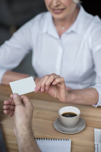 Бизнесмен дает визитную карточку — стоковое фото