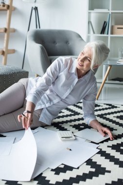 Belgelerle çalışan iş kadını 