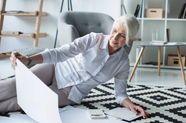 Belgelerle çalışan iş kadını 