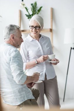 Üst düzey meslektaşları ofiste sohbet