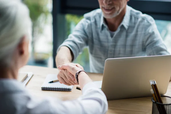 Geschäftspartner schütteln Hände — Stockfoto